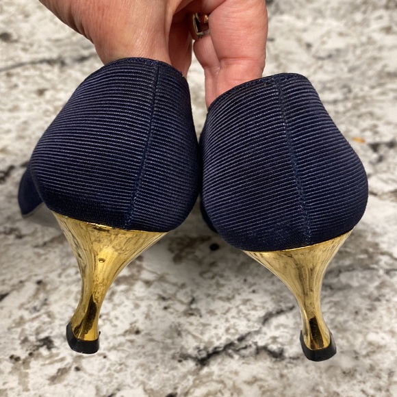 Stuart Weitzman Vintage Pumps - Picture 4 of 11